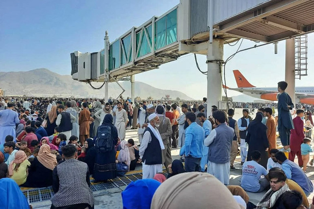 kabul-airport-crowd