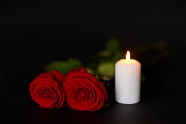 depositphotos-165732104-stock-photo-red-roses-and-burning-candle