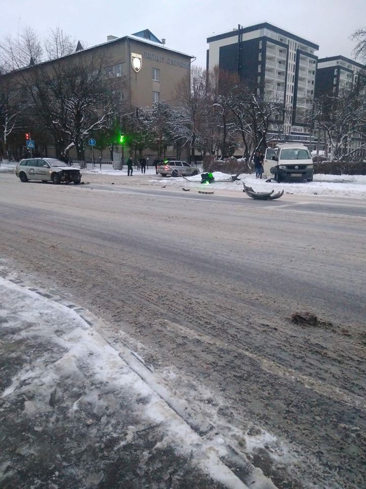 З’явилися нові подробиці з місця ДТП на вулиці Липинського, де водій збив світлофор (ФОТО, ВІДЕО)