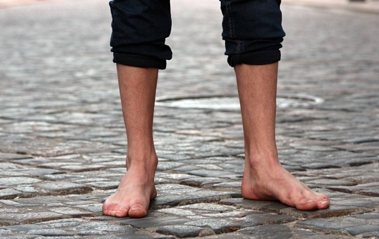 Ноги мужские без носков