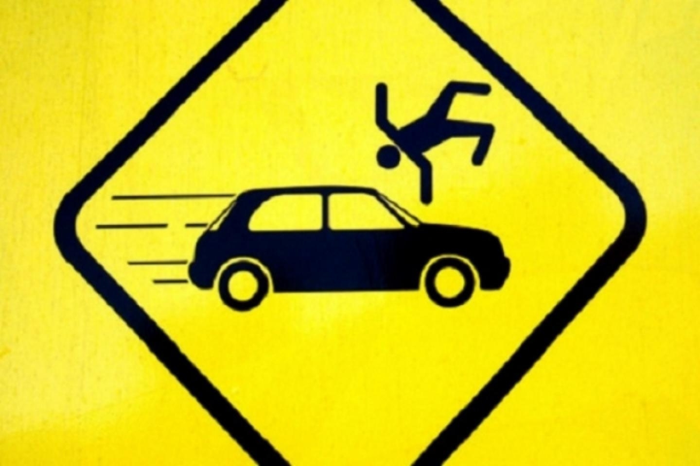 Сбитый дорожный знак. Осторожно автомобиль. Знак в машину. Наезд на пешехода знак. Дорожный знак автомобиль.