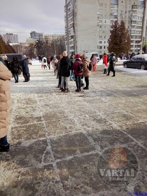 У Львові через повідомлення про замінування проводять евакуацію учнів всіх шкіл (ФОТО)