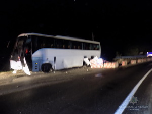 Жахлива ДТП на трасі "Київ-Чоп": автобус врізався у відбійник. Постраждали пасажири (ФОТО)