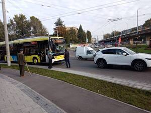 З’явилося відео моменту ДТП тролейбусу № 23 та легковика (відео, фото)