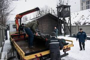 Перші демонтовані барельєфи зі стели Монумента Слави передали в музей "Територія терору" (фото)