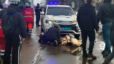 Поліцейський автомобіль на пішохідному переході збив двох людей – дитина загинула на місці (ФОТО)