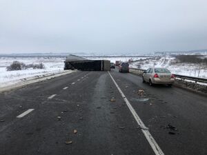 На Львівщині досі не прибрали вантажівку, яка напередодні перекинулася після ДТП, на трасі "Львів–Рава-Руська"