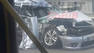 Легковик зім'яло вщент: на Львівщині зіткнулися два автомобілі (ВІДЕО)