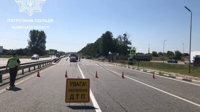 На Львівщині водій автомобіля збив маму з маленькою дитиною 