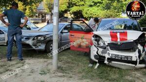 У Львові сталася аварія на Виговського: від удару машини вилетіли на узбіччя (фото,відео)