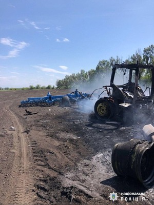 Російський літак скинув бомбу на трактор, який працював у полі (ВІДЕО)