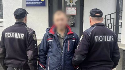 На Закарпатті пʼяний чоловік вбив граблями знайомого, з яким розпивав алкоголь