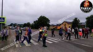 Поблизу Львова обурені люди перекрили дорогу (фото, наживо)