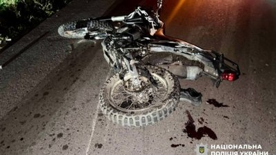 На Рівненщині внаслідок ДТП 17-річний мотоцикліст і його пасажирка потрапили до лікарні