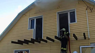 На Львівщині горіла двоповерхова дерев’яна будівля