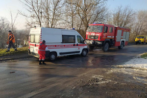 Автомобіль влетів в будинок на Дніпровщині: постраждала сім’я з дітьми (фото)