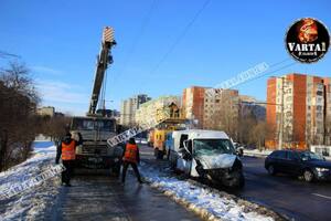 Ранкова ДТП на Сихові: патрульні встановили особу водія, який зіткнувся з електроопорою