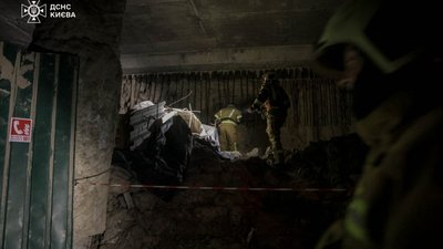 У Києві рятувальники шукали хлопця, який впав з 5-метрової висоти у підземелля