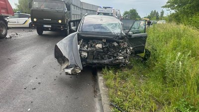 ДТП з потерпілим на Львівщині: водій легковика в'їхав у вантажівку (ФОТО)