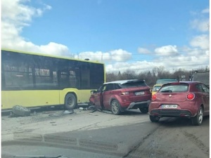 У Львові "Range Rover" врізався в маршрутний автобус (фото)