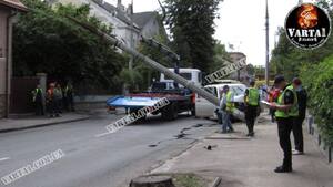 У Львові водій зніс електроопору: рух тролейбусів тимчасово змінений (фото, відео)