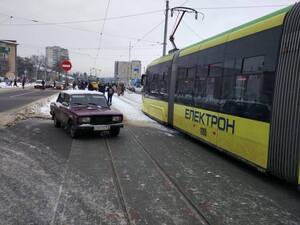 У Львові через ДТП змінили напрям кілька трамвайних маршрутів (ФОТО)