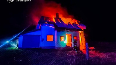 Надзвичайники майже пʼять годин ліквідовували пожежу у житловому будинку на Львівщині