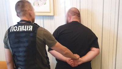 У Києві виявили чоловіка, який за 4 тисячі доларів обіцяв іноземцям посвідку на проживання