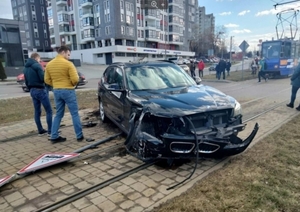 У Львові на трамвайній колії трапилось ДТП (ФОТО)