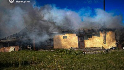 У Золочівському районі повністю згоріла господарська будівля та 4 тонни соломи