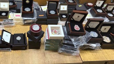 Старовинна книга, контрабандні монети і брендове взуття: прикордонники на Львівщині виявили несподівані «скарби» (ФОТО)