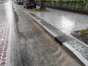 На відремонтованих у Львові вулицях "стоїть" вода під час дощу (ФОТО)