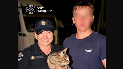 У Львівській області рятувальники вночі витягли кота з п'ятиметрової шахти