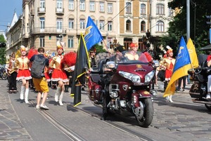 У Львові пройшов марш вболівальників перед матчем Україна-Сербія: як це було (фото,відео)