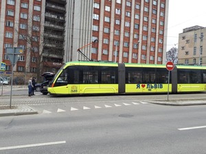 "BMW" не розминувся із трамваєм: ДТП у Львові, обійшлось без потерпілих (фото)