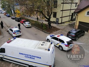 У Львові повідомили про замінування автомобіля поблизу суду (фото)