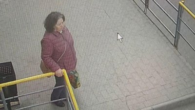 У Львові розшукують жінку, яка не забрала кошти з банкомату