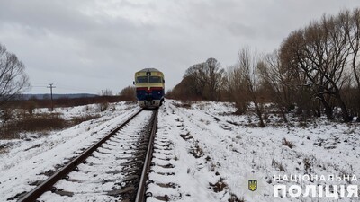 Загинув на місці: у Львівському районі чоловік потрапив під потяг