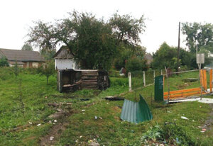 На Рівненщині п'яний водій в'їхав у зупинку громадського транспорту, де збив жінку (фото)