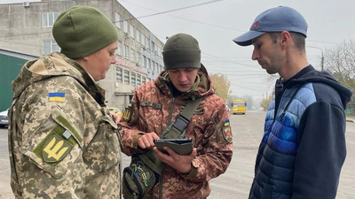 ТЦК попереджають українців про кримінальну відповідальність за поширення зйомки роздачі повісток