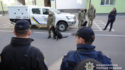 Хвостаті терапевти: на Львівщині службові собаки допомагають у реабілітації поранених бійців