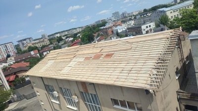 У Львові дах райадміністрації відновлюють після буревію