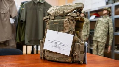 Українські захисниці вперше отримали жіночі бронежилети