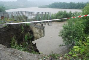 На Прикарпатті під час негоди впав у річку чоловік: водолази шукають його майже добу