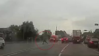 Через чотири смуги в негоду: у Львові пішохода оштрафували за небезпечний перехід (ВІДЕО)