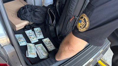 Гроші в шкарпетках: у пункті пропуску «Краковець» спіймали контрабандиста