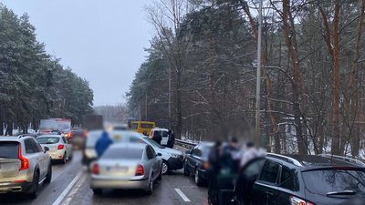 У Києві в ранкову ДТП потрапили одразу 13 автомобілів (ФОТО)
