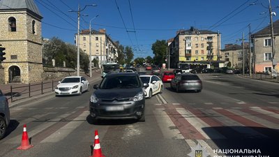 На пішохідному переході у Тернополі водій автомобіля скоїв наїзд на неповнолітнього хлопця на самокаті (ФОТО)