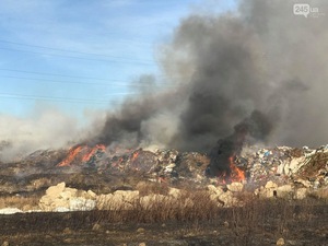 У Стрию горить місцеве сміттєзвалище (фото, відео)