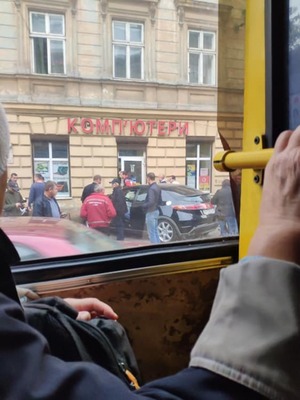 Водій, вдаривши два легковика, скоїв наїзд на жінку з дитиною — автопригода у Львові (фото, відео)